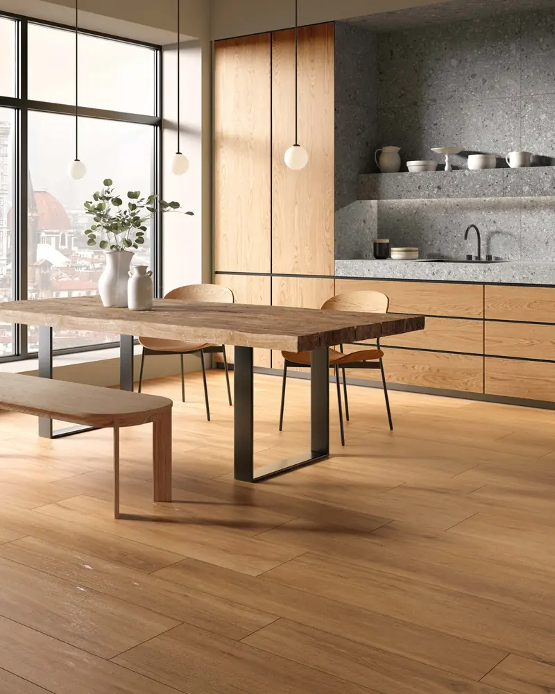 Küche mit Holztisch und Bodenfliesen in natürlicher Holzoptik