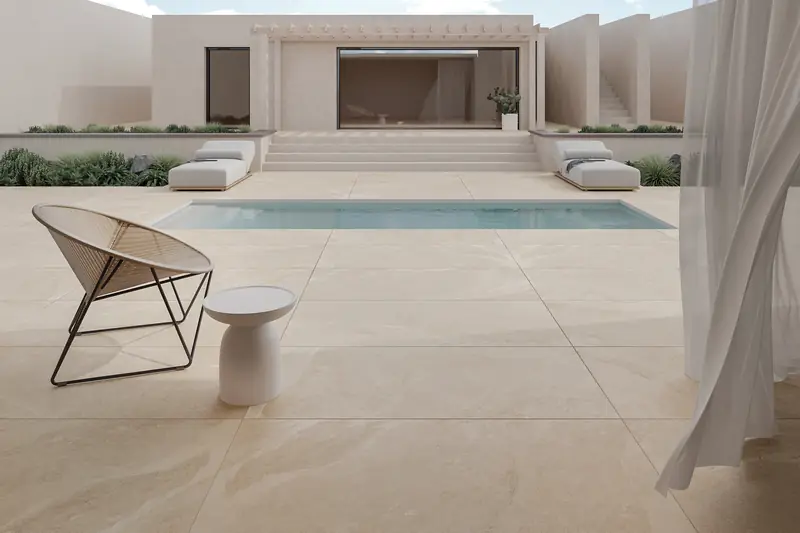 Poolumrandung und Terrasse mit 20 mm starken Terrassenplatten aus Feinsteinzeug